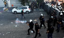 قمع أجهزة السلطة بالضفة لاحتجاجات اغتيال نزار بنات