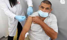 تطعيم مواطن ضد فيروس كورونا