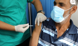 مواطن يجري فحص كورونا في غزة -أرشيف-