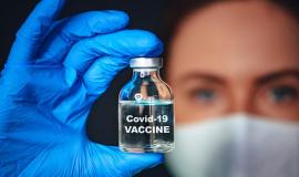 عالم بريطاني: بالإمكان تطوير لقاح جديد بسرعة كبيرة ضد متحور "أوميكرون"