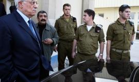 عباس مع جنود الاحتلال - أرشيفية -