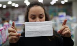 هل توفر الكمامة العادية للحماية من متحور "أوميكرون"؟