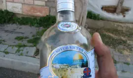 زجاجات الخمر يوضع عليها قبة الصخرة المشرفة