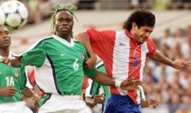 لاعب منتخب نيجيريا صبغ شعره بالأخضر