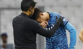 سون يبكي بعد الإصابة