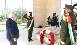 عباس يقرأ الفاتحة على ضريح ياسر عرفات