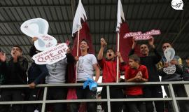 مشجعون يرفعون أعلام قطر في ملعب خانيونس جنوبي قطاع غزة