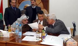 عباس وعرفات -أرشيف-