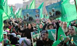 رفع صور رئيس المكتب السياسي لحركة حماس إسماعيل هنية خلال مهرجان الانطلاقة في غزة