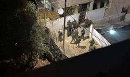 جانب من اعتداء أجهزة السلطة على منازل المواطنين بالخليل