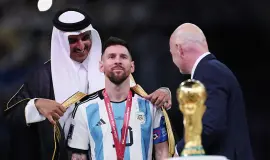 قائد المنتخب الأرجنتيني ليونيل ميسي يحتفل بلقب كأس العالم مرتدياً البشت القطري
