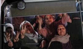 المقاومة تحرر 39 من الأسيرات والأطفال من سجون الاحتلال