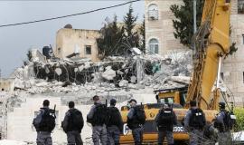 الاحتلال يهدم 4 منازل في مدينة القدس ويخطر بتهجير عشرات العائلات