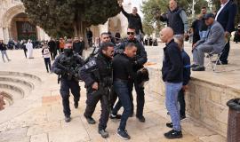 الاحتلال يعتدي على المصلين في المسجد الأقصى
