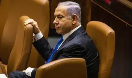 "معاريف": ليس لدى نتنياهو أي فكرة عن كيفية الخروج من الهاوية وعليه الاستقالة