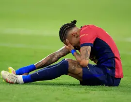 كارثة قبل الحسم.. إصابة رافينيا تفجر غضب برشلونة