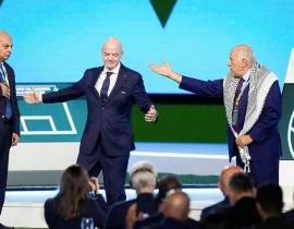 <span class="text-danger">بالفيديو</span> الرجوب يرفض مصافحة ممثل الاتحاد الإسرائيلي كونغرس الفيفا (شاهد)