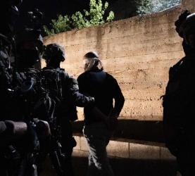 حملة مداهمات واعتقالات واسعة للاحتلال في الضفة تطال أكاديمياً وأسيراً محرراً