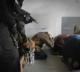 قمع الأسرى بسجون الاحتلال