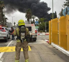 حريق وتسرب مواد خطرة في النقب بعد إصابة مجمع صناعي بصاروخ إيراني