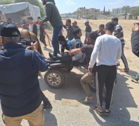 إصابات في غارة من مسيرة للاحتلال استهدفت محيط مستشفى شهداء الأقصى بدير البلح