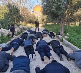 مستوطنون يؤدون ما يُعرف بـ”السجود الملحمي” قبالة مسجد قبة الصخرة، خلال اقتحامهم المسجد الأقصى