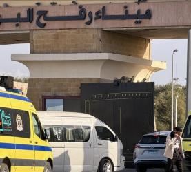 اقتلاعٌ صامت .. مركز حقوقيّ يحذر من "تهجير ناعم" تحت تسهيلات السفر في غزة