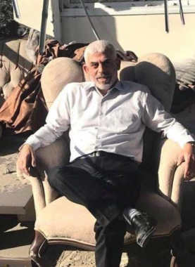 قائد حماس في غزة يحيى السنوار، يجلس على كرسي مكتبه المدمر بعد العدوان الأخير