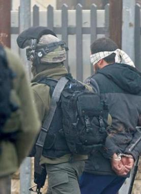 الاحتلال يعتقل الصحفي فاروق عليات من منزله شرق جنين