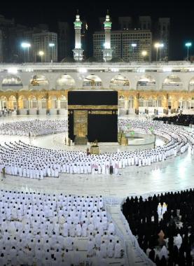 أول صلاة "بلا تباعد" في الحرمين منذ تفشي كورونا