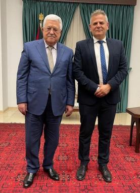 عباس مع وزير الصحة بحكومة الاحتلال