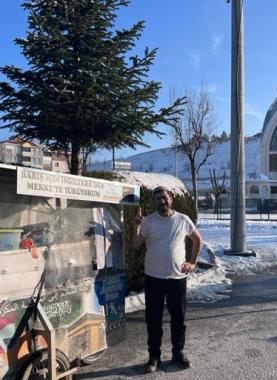 آدم محمد خلال توقفه في ضواحي إسطنبول في رحلته نحو مكة المكرمة