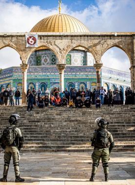 مرابطون يدافعون عن الأقصى