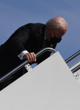 أمريكيون يسخرون من تعثر بايدن الجديد: "يحتاج إلى سلم متحرك"