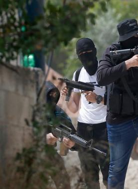 مقاومون خلال الاشتباك مع قوات الاحتلال
