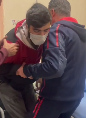 الشاب قسام حمايل عقب الإفراج عنه من سجون السلطة