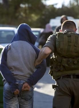 الاحتلال يعتقل فتى - أرشيفية -