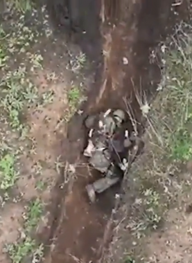 جندي روسي ينجو من 3 قنابل أوكرانية ألقيت عليه