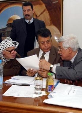 عباس وعرفات -أرشيف-