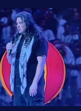 الشاعر الفلسطيني تميم البرغوثي في حفل نهائي كأس العالم 2022