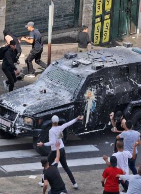 شباب في نابلس يستهدفون جيب لأجهزة السلطة