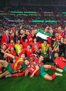 المنتخب المغربي يرفع علم فلسطين