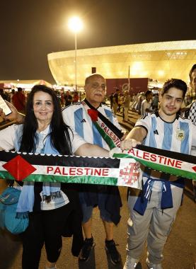 مشجعو منتخب الأرجنتين في كأس العالم يرفعون أوشحة فلسطينية