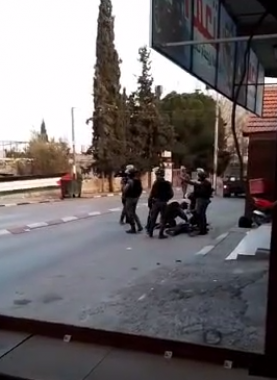 الاحتلال يعتقل شابًا بعد إصابته في بلدة أبو ديس شرق القدس