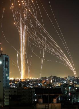 خروج صواريخ المقاومة من غزة ليلًا