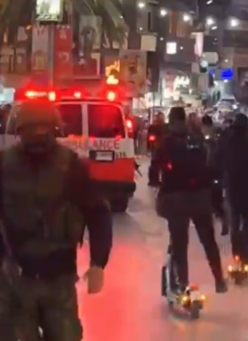 لحظة اعتداء عناصر أمن السلطة على المتظاهرين