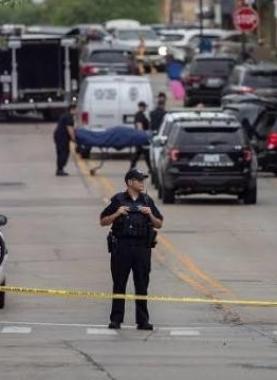 أفراد من الشرطة الأميركية في موقع حادث إطلاق نار جماعي