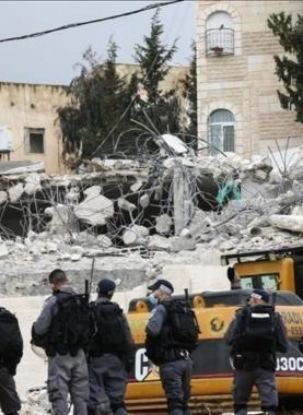 قوات الاحتلال تهدم مبنى فلسطينيا