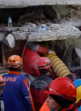 "مليكة" خرجت من تحت الأنقاض بعد 222 ساعة