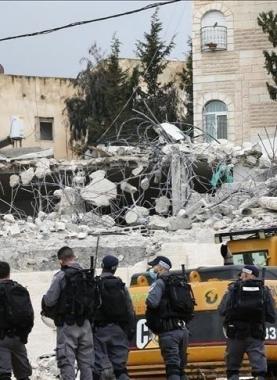 جرافات الاحتلال تقوم بتدمير منزل فلسطيني